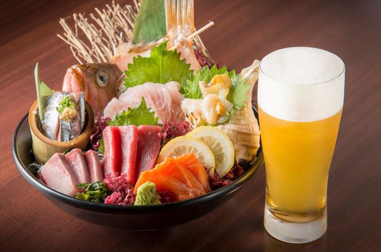 ビールと刺身盛り合わせ (4)